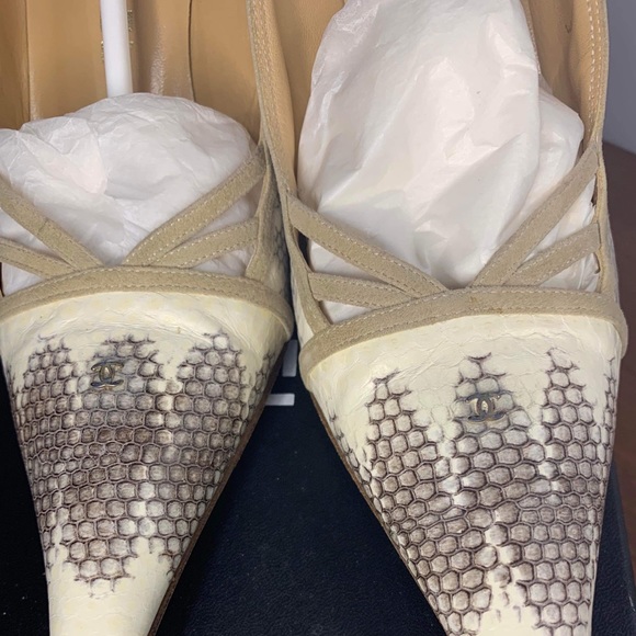 Authentic CHANEL 2 tone pump shoes in snake skin leather - Picture 7 of 14